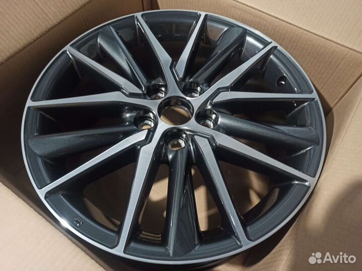 Один новый оригинальный диск Toyota Camry R18