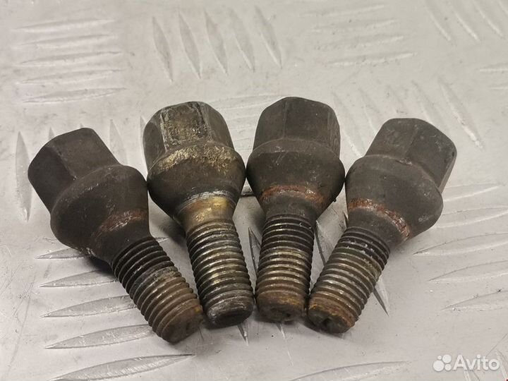 Болт Renault Clio 2 2002 8200719981