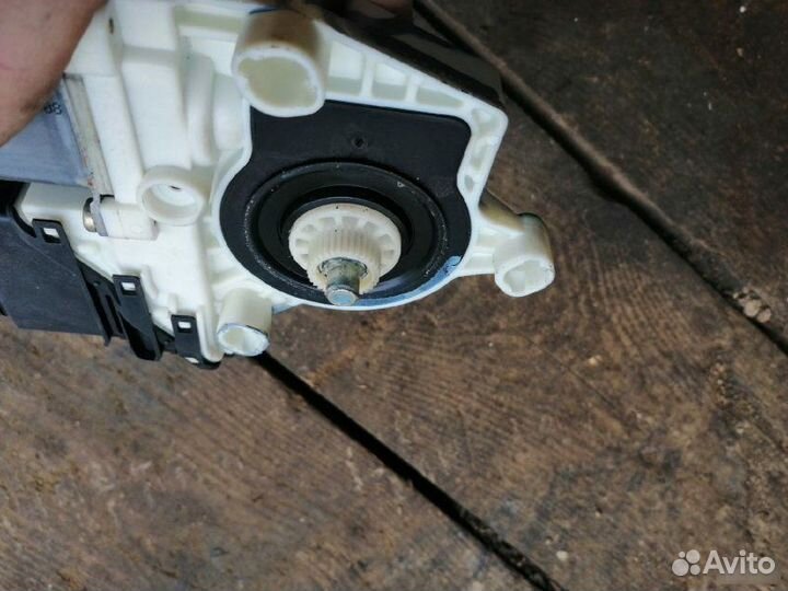 Моторчик стеклоподъемника Volkswagen Golf 4