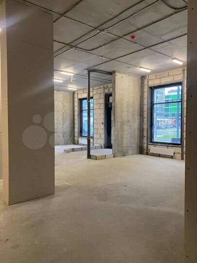 Угловое фасадное помещение 111м2 с витринами