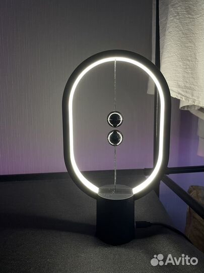 Настольная лампа