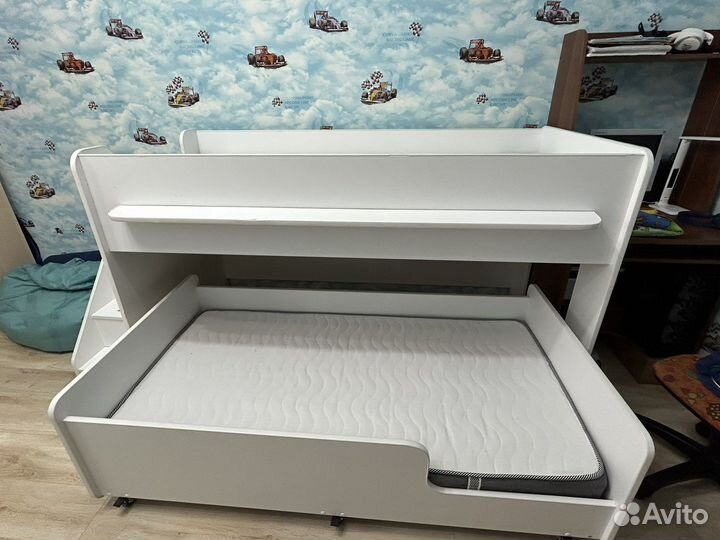 Двухярусная детская кровать бу с матрасами