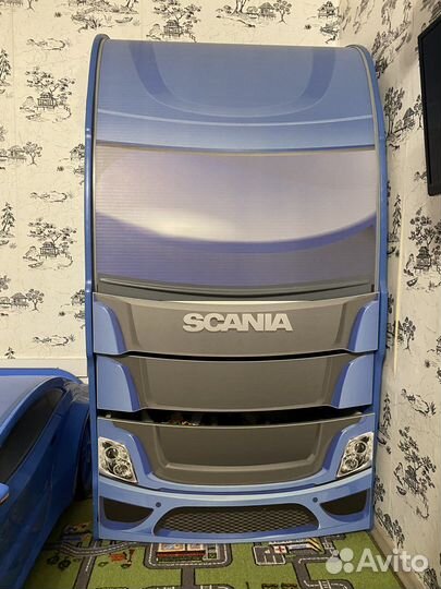 Детская кровать-машина и шкаф