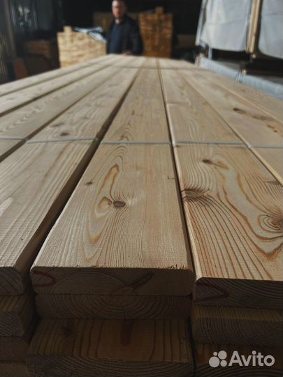 Доски лиственницы 35x140 мм, обработаны для защиты