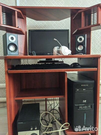 Компьютерный или письменный стол