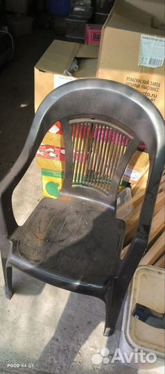 Стол и стулья из пластика