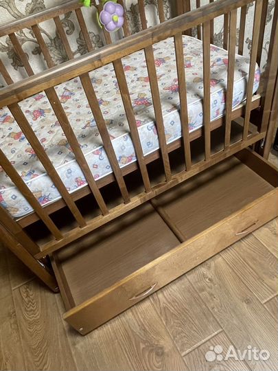 Детская кроватка с продольным маятником