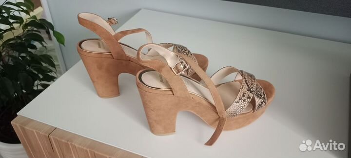 Босоножки Bata