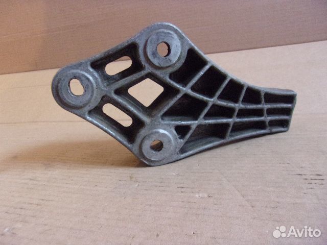 Опель Вектра А, 1.6 передний правый кронштейн