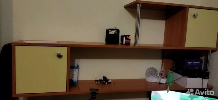 Компьютерный стол с полкой
