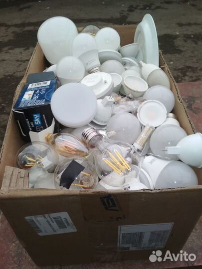 Коробка неисправных светодиодных лампочек