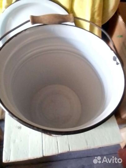 Эмалированное ведро с крышкой