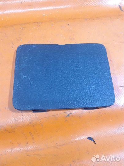 Заглушка обшивки двери багажника Toyota Corolla E