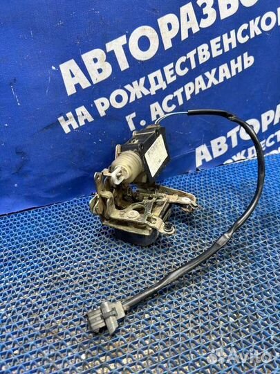 Передний правый замок двери Volvo 940 седан 1996