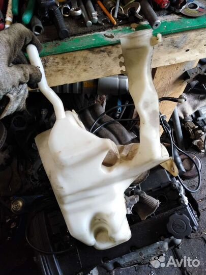 Бачек омывателя Каризма