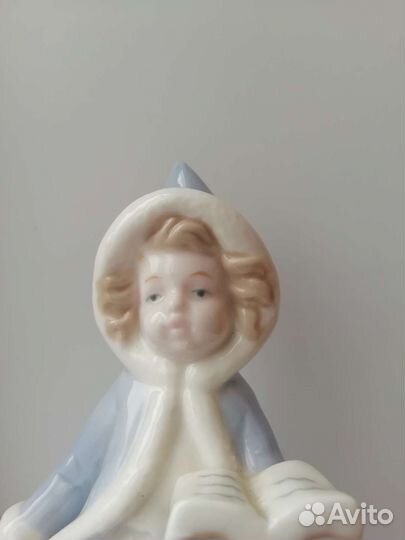 Статуэтка девочка с книгой