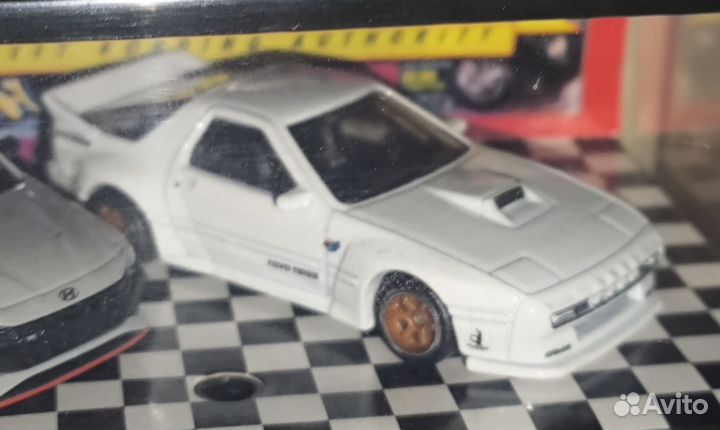 Модель автомобиля 1:64