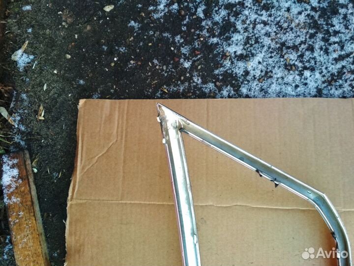 Шкода Рапид молдинг решетки радиатора