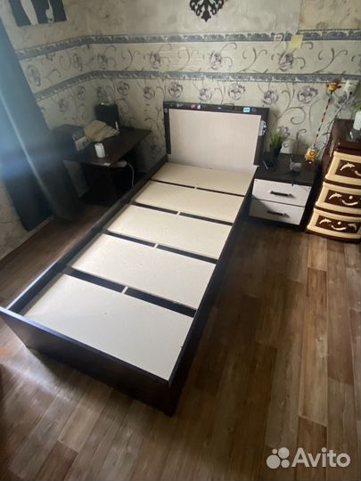 Кровать односпальная с матрасом
