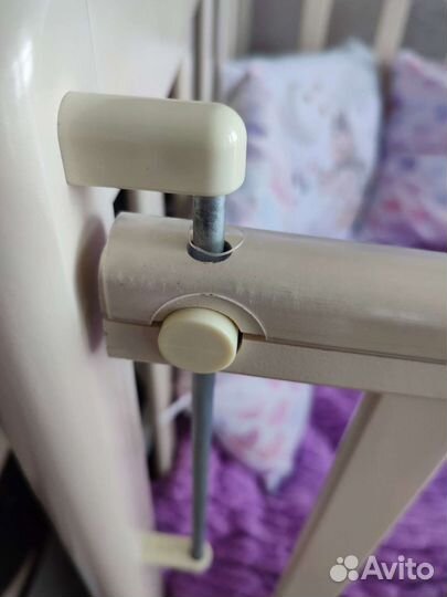 Детская кроватка с маятником