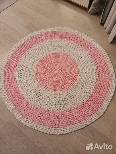 Круглый вязаный коврик