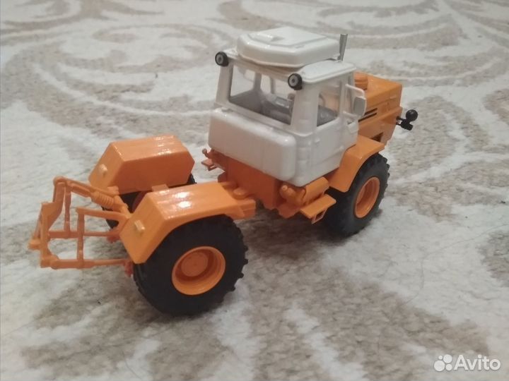 Модель трактора 1:43
