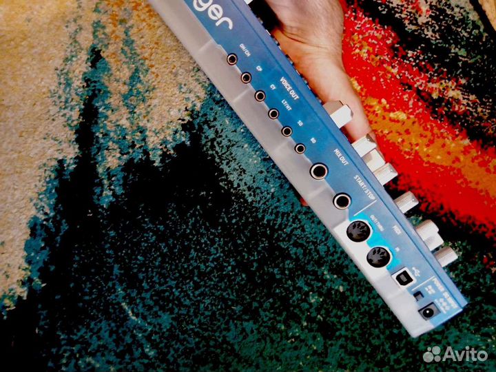 Аналоговая драм-машина Behringer rd6