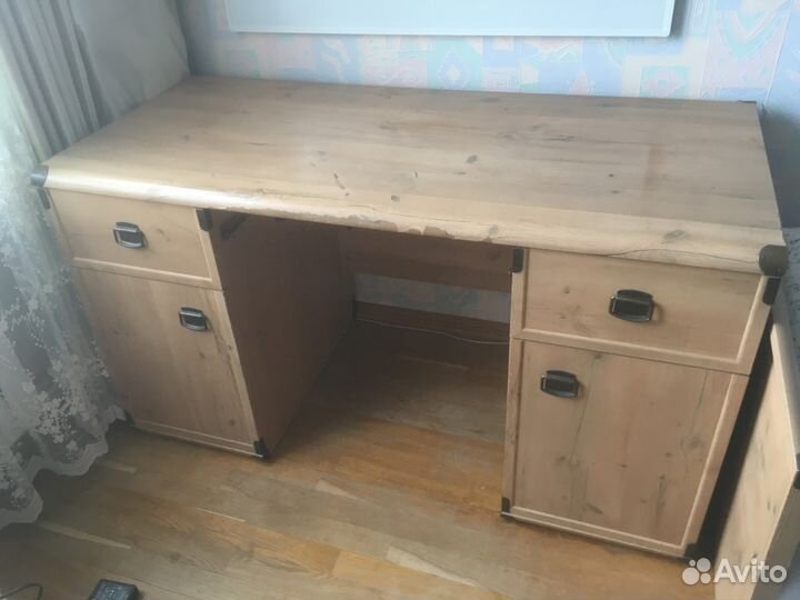 Письменный стол, навесной шкаф, стеллаж