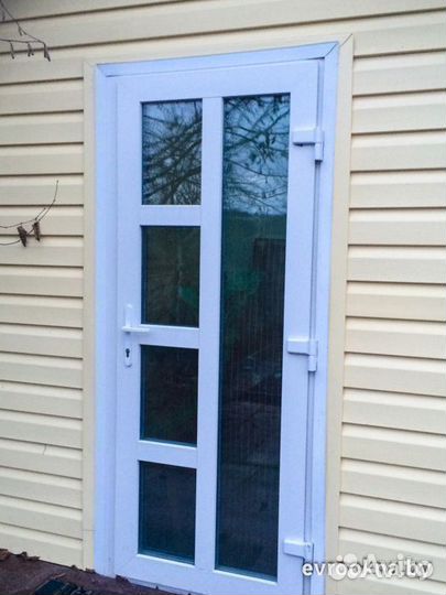 Белые пластиковые двери
