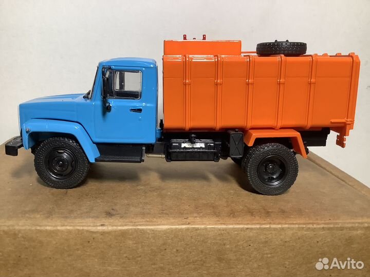 Модель автомобиля ко-413(газ-3307) 1:43 деа