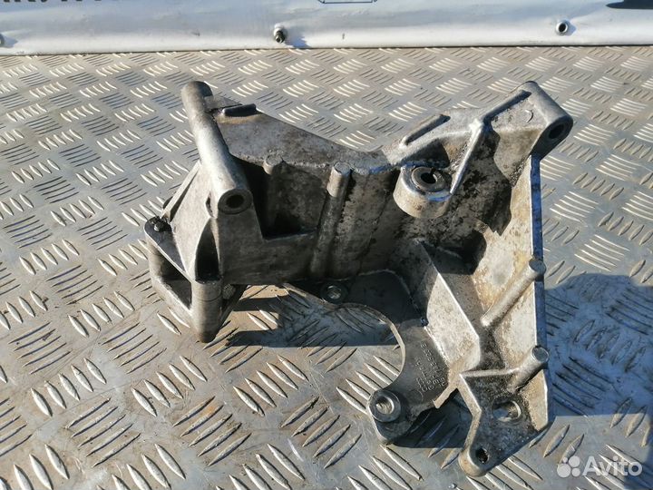 Кронштейн насоса гур Audi 100 c4 2.3 AAR