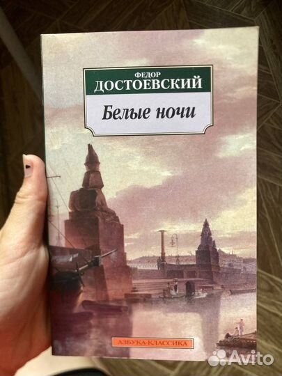 Набор книг и шапок