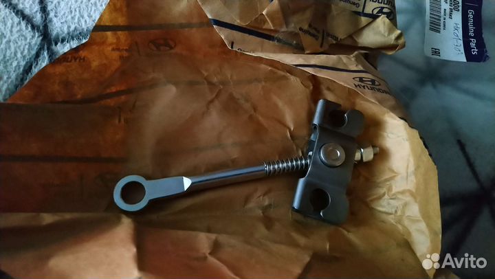 Трос стояночного тормоза центральный Хендай ай 30