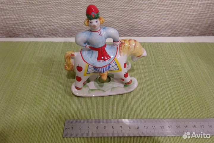 Ярославская майолика «Удалой парень на коне»