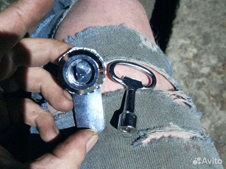 Замок и трехгранный ключ