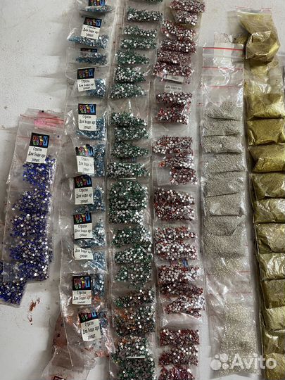 Втирки и стразы для Ногтей