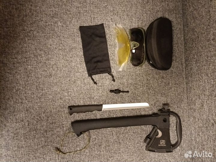 Топор и очки для выживания