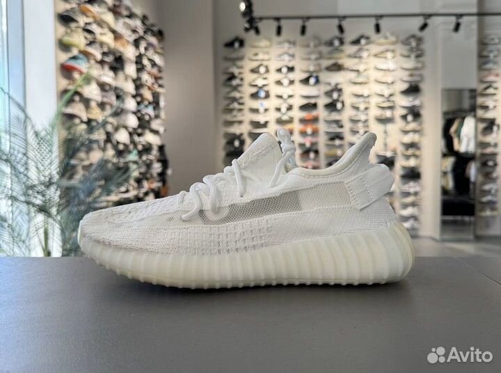 Кроссовки Adidas yeezy boost 350 в ТЦ Мега Молл