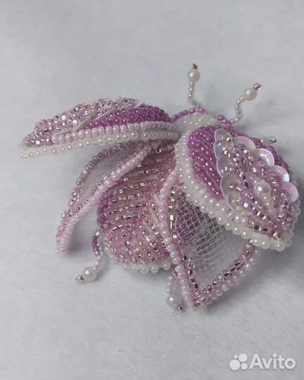 Брошь ручной работы из бисера 