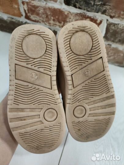 Кроссовки на девочку 26