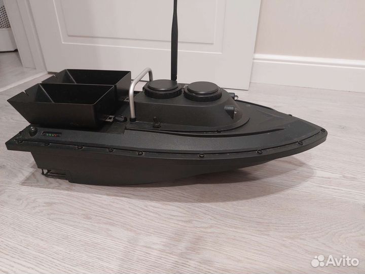 Прикормочный кораблик для рыбалки