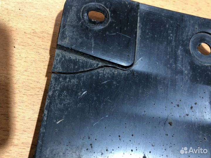 Пыльник двигателя правый Мазда 3 BL дв.2,0 LF17