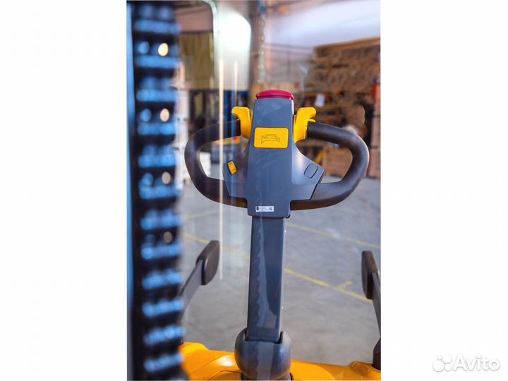 Штабелёр с площадкой