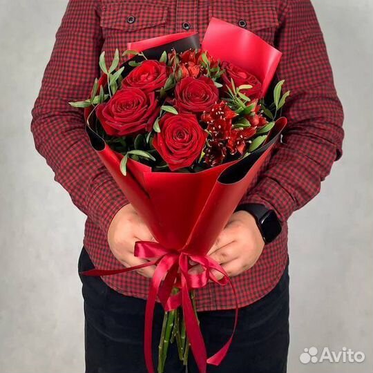 Букет из роз и альстромерий