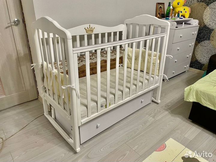 Детская кроватка с маятником