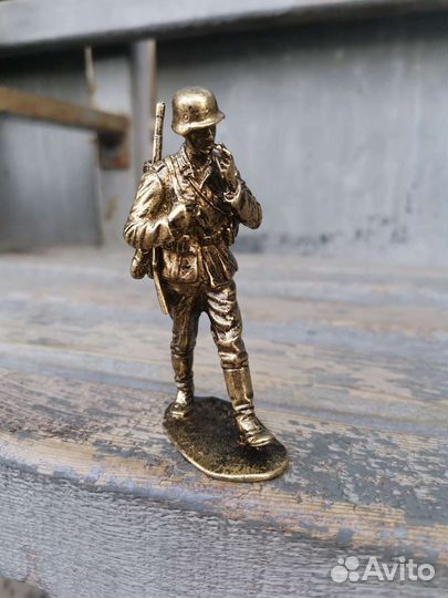 Фигурка немецкий солдат бронза