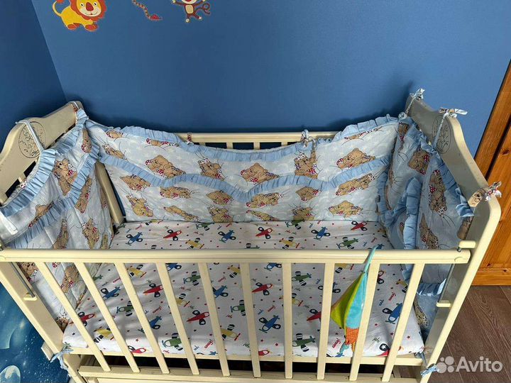 Детская кроватка с маятником