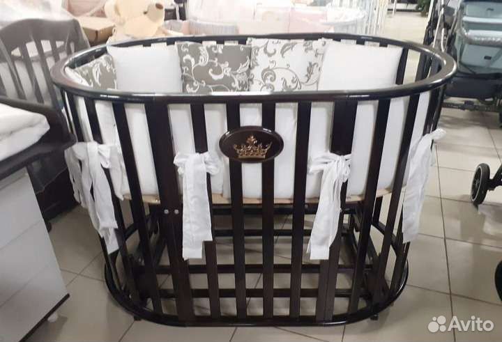 Детская кровать с маятником и комодом