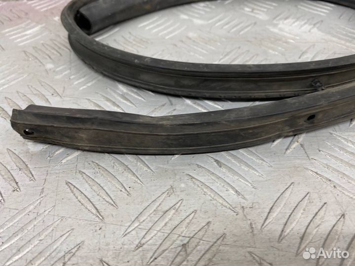 Б/У уплотнительная резинка жабо передний Mazda