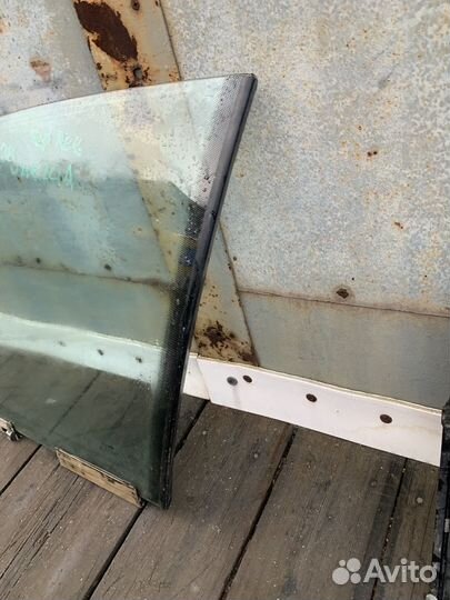 Стекло переднее левое Omega A